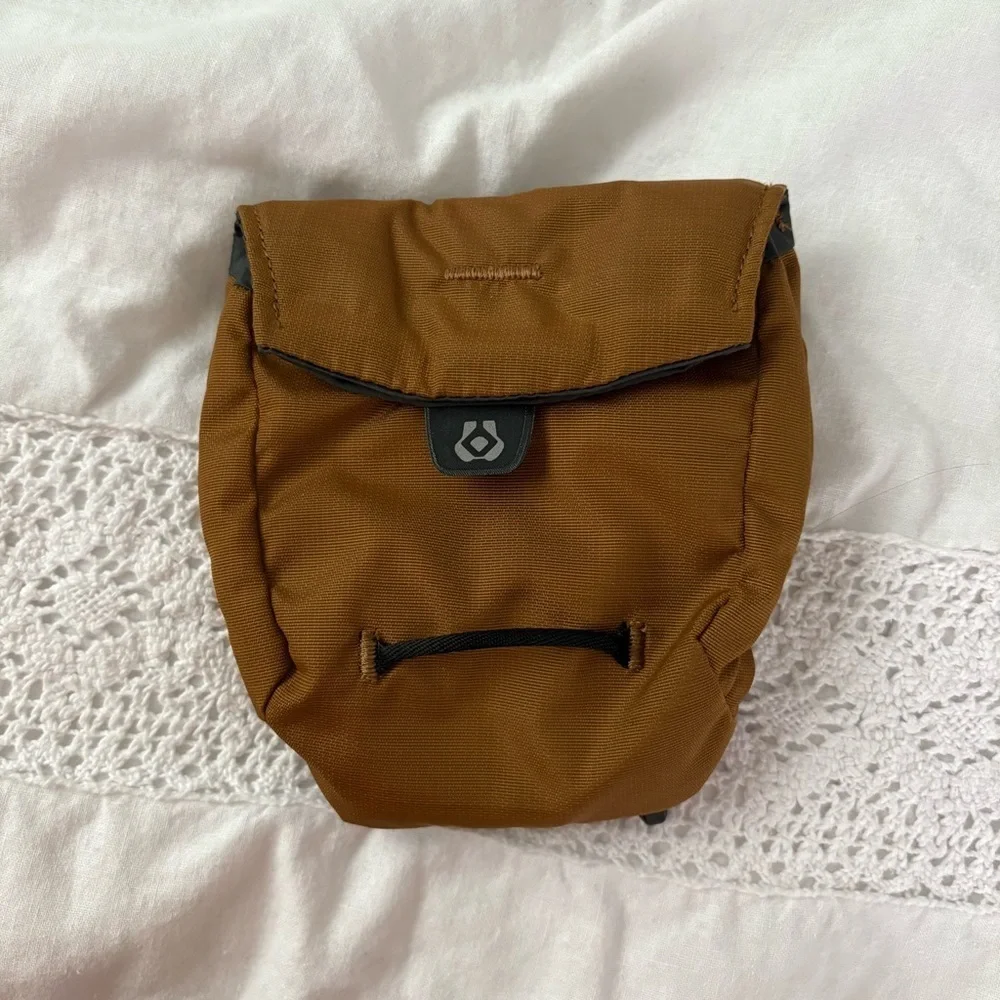 Gentle Wuff Dog Training Treat Bag Quick Reward no straps brown tan